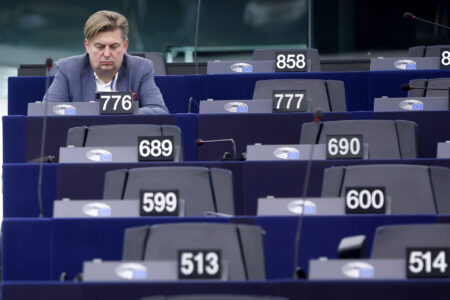 Åtal har nu väckts mot assistenten till den tidigare EU-parlamentariken Maximilan Krah. Foto: Jean-Francois Badias/AP