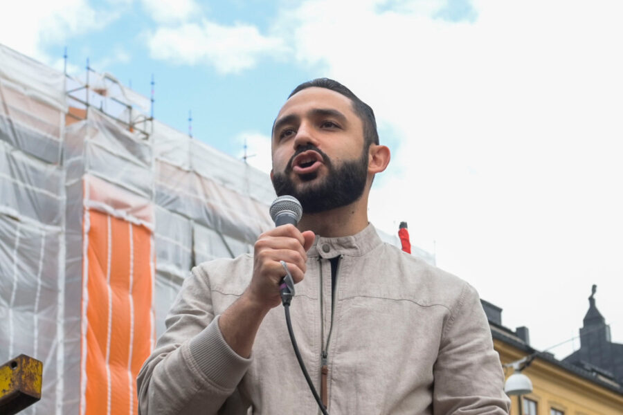Daniel Riazat lämnar Vänsterpartiets partistyrelse i protest mot beslutet att utesluta Lorena Delgado Varas från riksdagsgruppen.