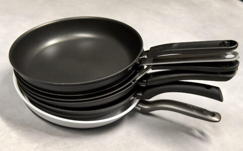 Hög med stekpannor.