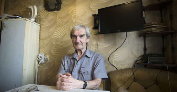 En man vid ett bord.