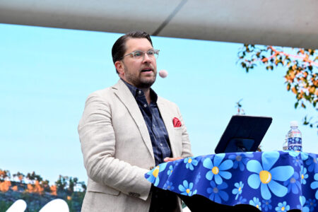 Jimmie Åkesson håller tal i Almedalen.