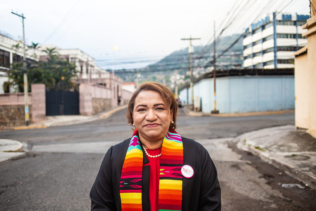 Ana Ruth Garcia i vägkorsning i liten stad