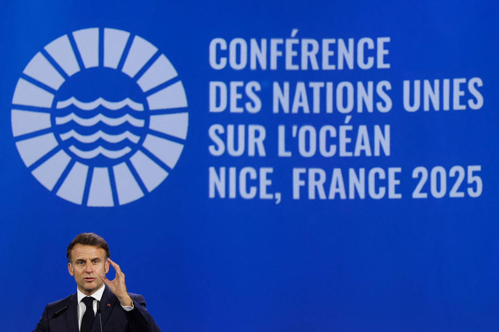 Frankrikes president Emmanuel Macron håller tal inför FN:s tredje havskonferens i Nice, där ledare, forskare och aktivister samlas för att diskutera skydd av livet i haven.