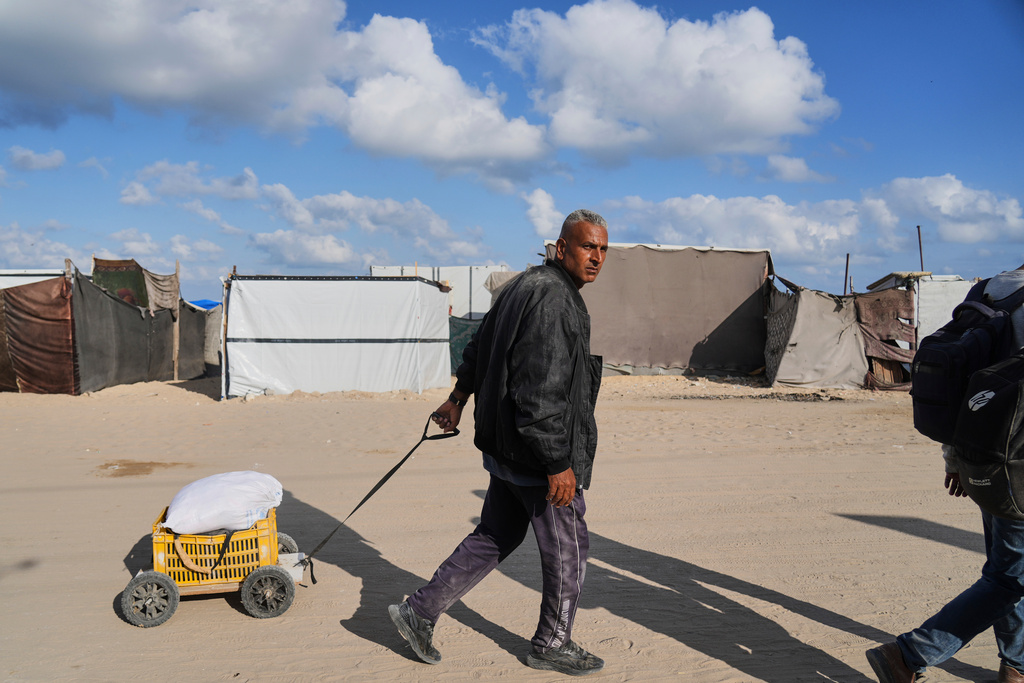 Efter att tiotals palestinier dödats i samband med hjälputdelningar i Rafah pausar Gaza Humanitarian foundation all nödhjälp under onsdagen, med hänvisning till säkerhetsläget.