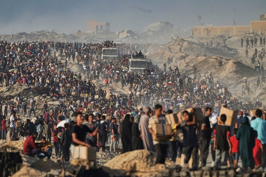 Palestinier bär mat från en konvoj från World Food Program i norra Gaza den 16 juni.