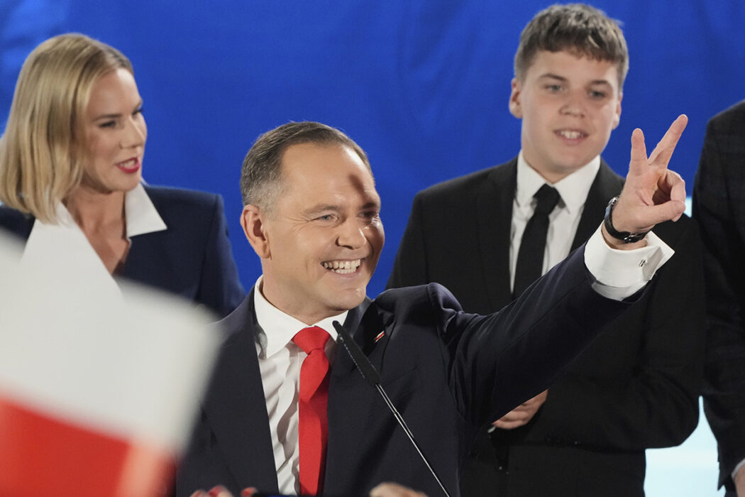 Karol Nawrocki gör segertecken