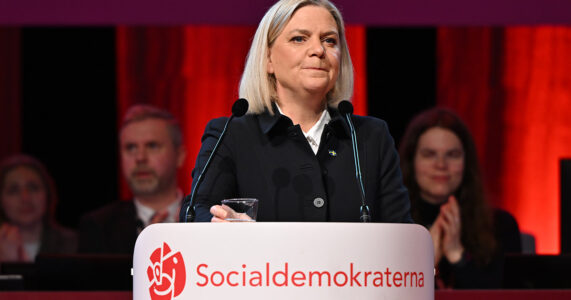 Magdalena Andersson i talarstolen på S kongress.