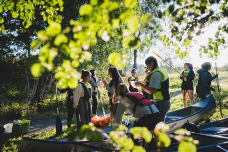 En grupp med ungdomar i naturen.