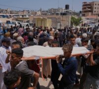 En bår bärs fram i Gaza under söndagen.