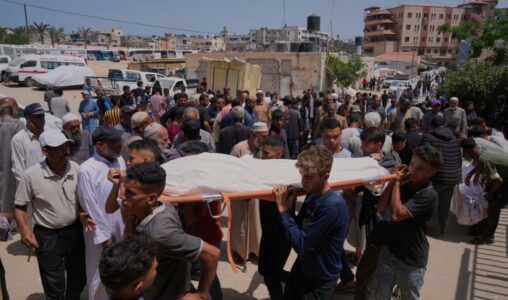 En bår bärs fram i Gaza under söndagen.