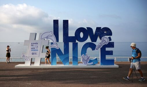 Människor går på strandpromenaden i Nice inför FN:s havskonferens,som nu avslutats.