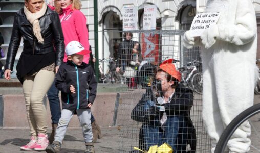 Djurens Rätt hade en manifestation på Gustaf Adolfs torg i Malmö mot att man håller hönor i bur.