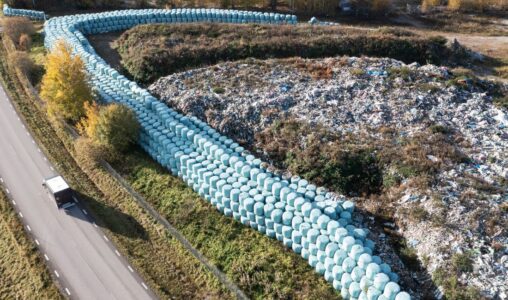 Den så kallade ”Skultunatippen” i Skultuna i Västmanland. En av flera platser i Mellansverige som företaget ”Think Pink” förvandlat till ett sopberg. Uppskattningsvis 39 000 ton osorterade sopor ligger på platsen.