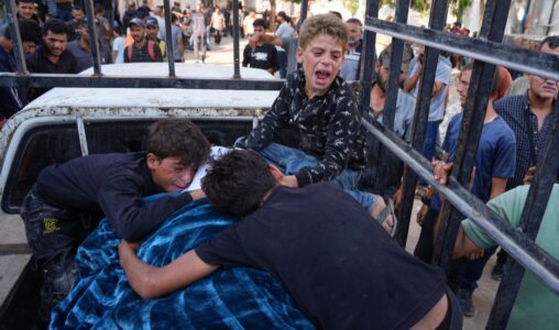 Två palestinska barn sörjer. sin dödade far.