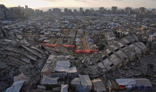 Ett tältläger för fördrivna palestinier sträcker ut sig bland ruinerna av byggnader som förstörts av israeliska bombningar väster om Gaza City, lördagen den 21 juni 2025.