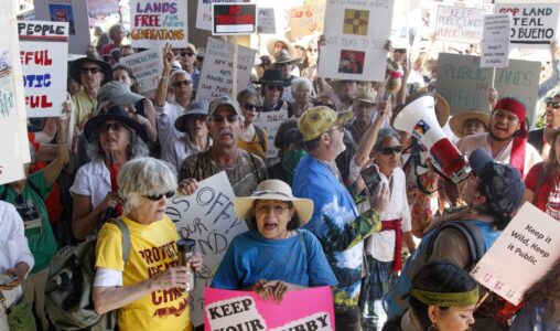 Hundratals människor protesterar mot försök att privatisera federal offentlig mark i Santa Fe, N.M., utanför ett möte med guvernörer från västra stater och topptjänstemän från Trump-administrationen när jordbruksminister Brooke Rollins tillkännagav planer på att upphäva en decennier gammal regel som blockerade avverkning på nationella skogsmarker, i Santa Fe, N.M., måndagen den 23 juni 2025.