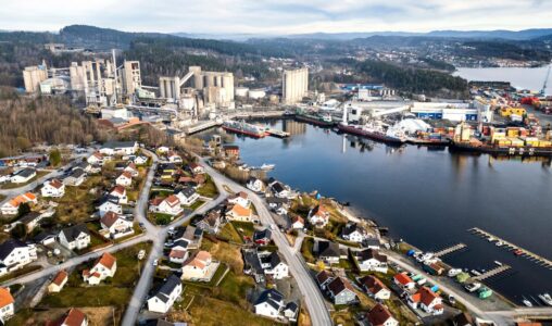 Brevik cementfabrik vid Eidangerfjorden.