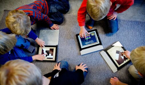 Barn som leker med surfplattor.