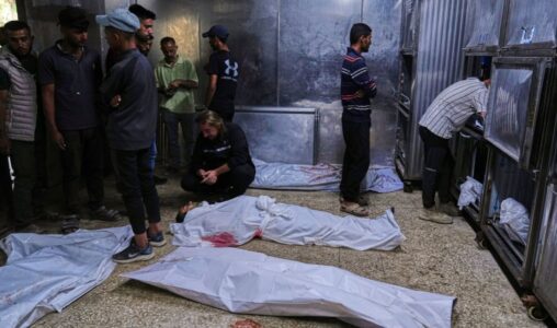 Palestinier sörjer över kropparna av släktingar som dödades när de var på väg till ett distributionscenter för bistånd, på bårhuset på Shifa-sjukhuset i Gaza City, onsdagen den 18 juni 2025.