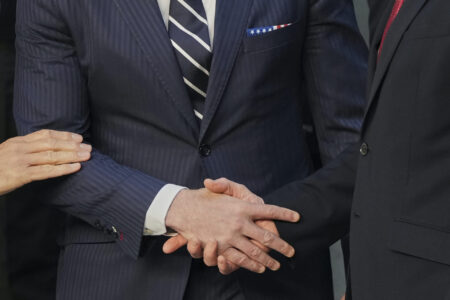 Handskakning på Natomöte