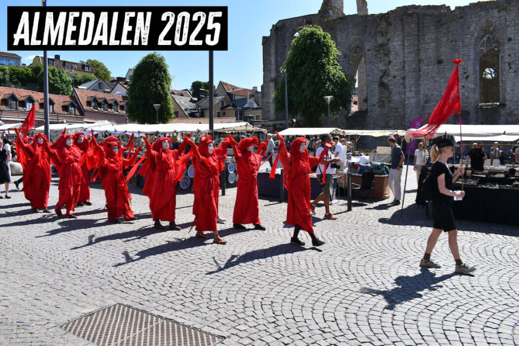 När Röda rebellerna vandrade över Stora torget i Visby var det åtskilliga mobilkameror som åkte fram.