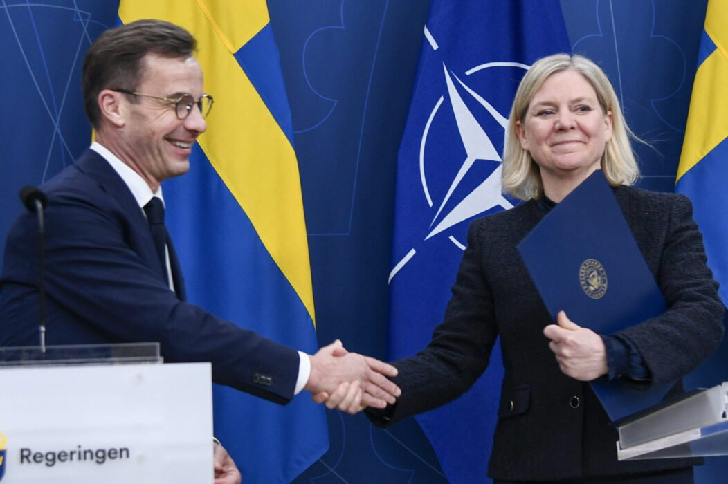 Ulf Kristersson skakar hand med Magdalena Andersson.