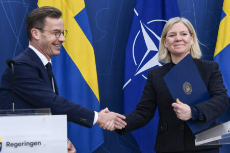 Ulf Kristersson skakar hand med Magdalena Andersson.