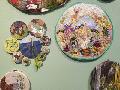 broderade tavlor med djur och natur