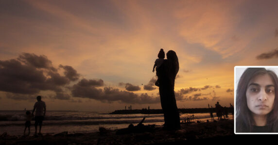 En mamma står i vattnet med sitt barn. Pappan står längre bort med ett syskon.