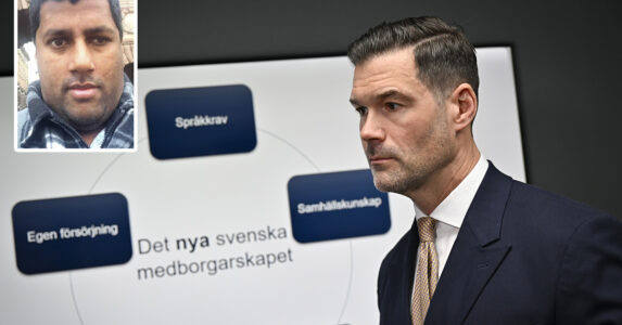 Migrationsminister Johan Forssell framför en powerpoint. Skribenten inklippt.