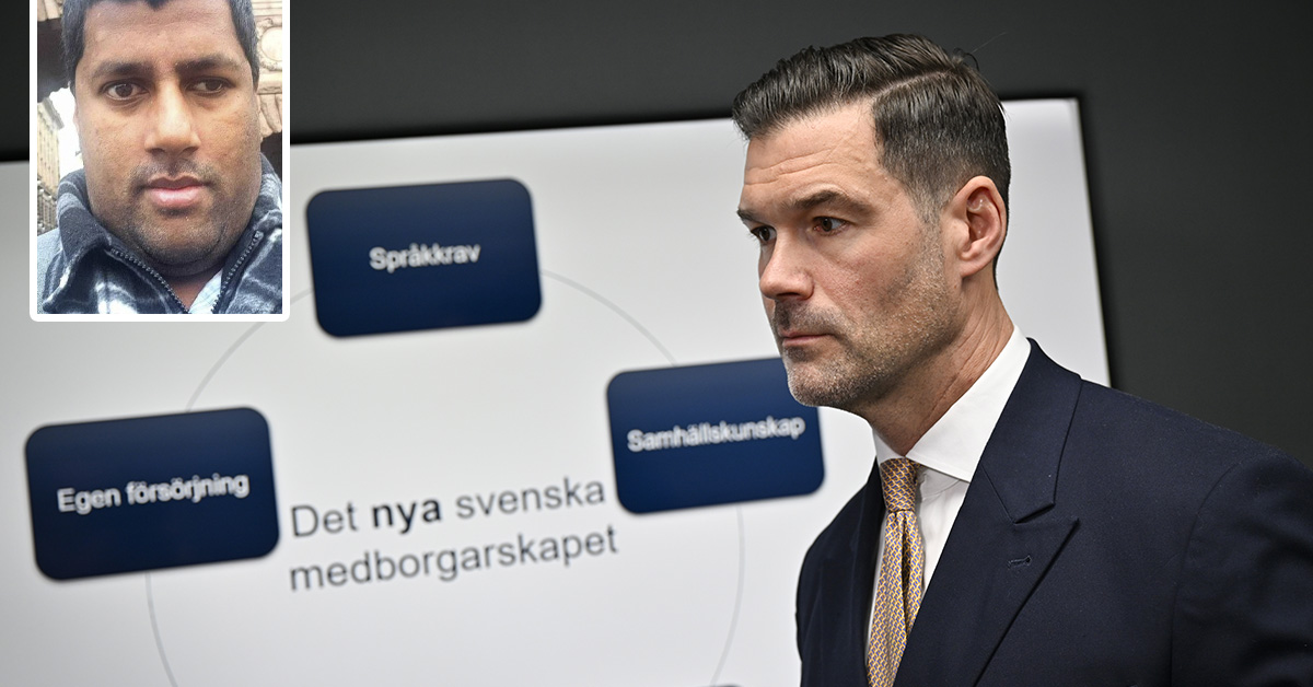 Migrationsminister Johan Forssell framför en powerpoint. Skribenten inklippt.