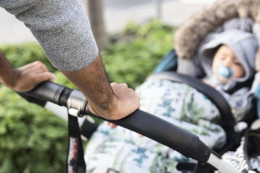 Barn- och familjeersättningar täcker allt mindre av barnfamiljers ekonomi – särskilt för ensamstående mammor, visar Försäkringskassans nya analys.