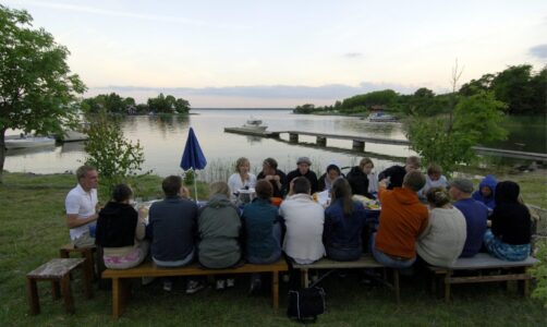 Långbord vid en sjö.