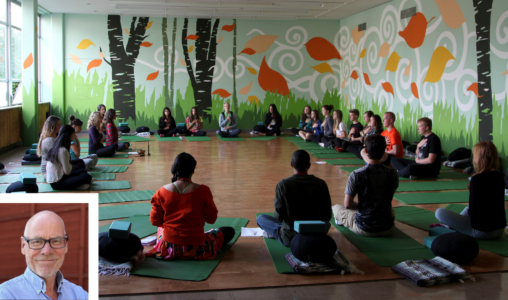 En yogaklass. Skribenten i nedre vänstra hörnet.