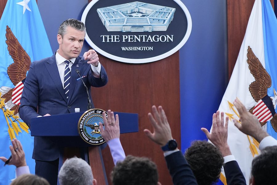 Pete Hegseth pekar ut mot reportrarna efter bomberna fallit över iran.