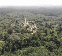 En stad i Liberia omgivet av skog.