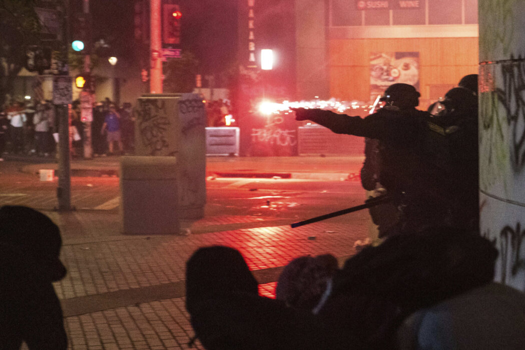 Efter räder mot arbetsplatser och gripandet av en fackledare i Los Angeles har kravaller brutit ut.
