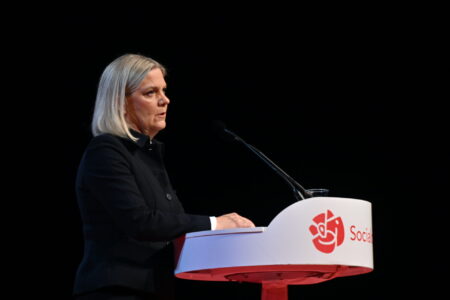 Magdalena Andersson håller tal.