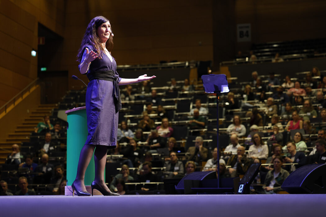 På Miljöpartiets kongress hösten 2023 återväljs Märta Stenevi som språkrör trots turbulensen kring hennes ledarskap.