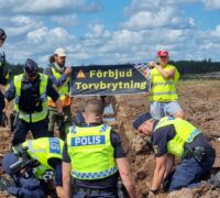Poliser och aktivister på mossen