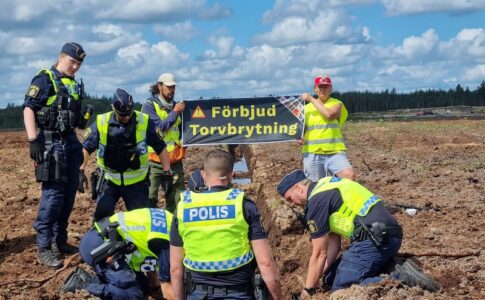 Poliser och aktivister på mossen