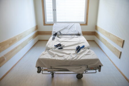 brits med remmar som används i psykiatrin vid bältning