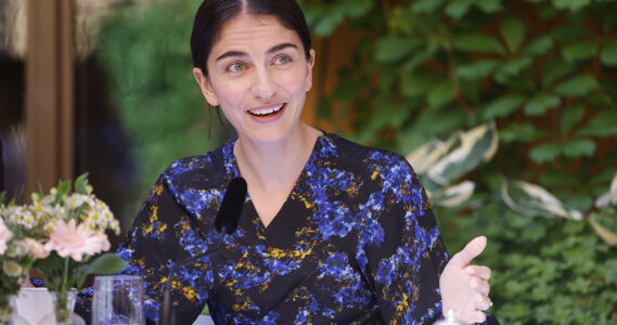 Miljö- och klimatminister Romina Pourmokhtari på sommarfika.