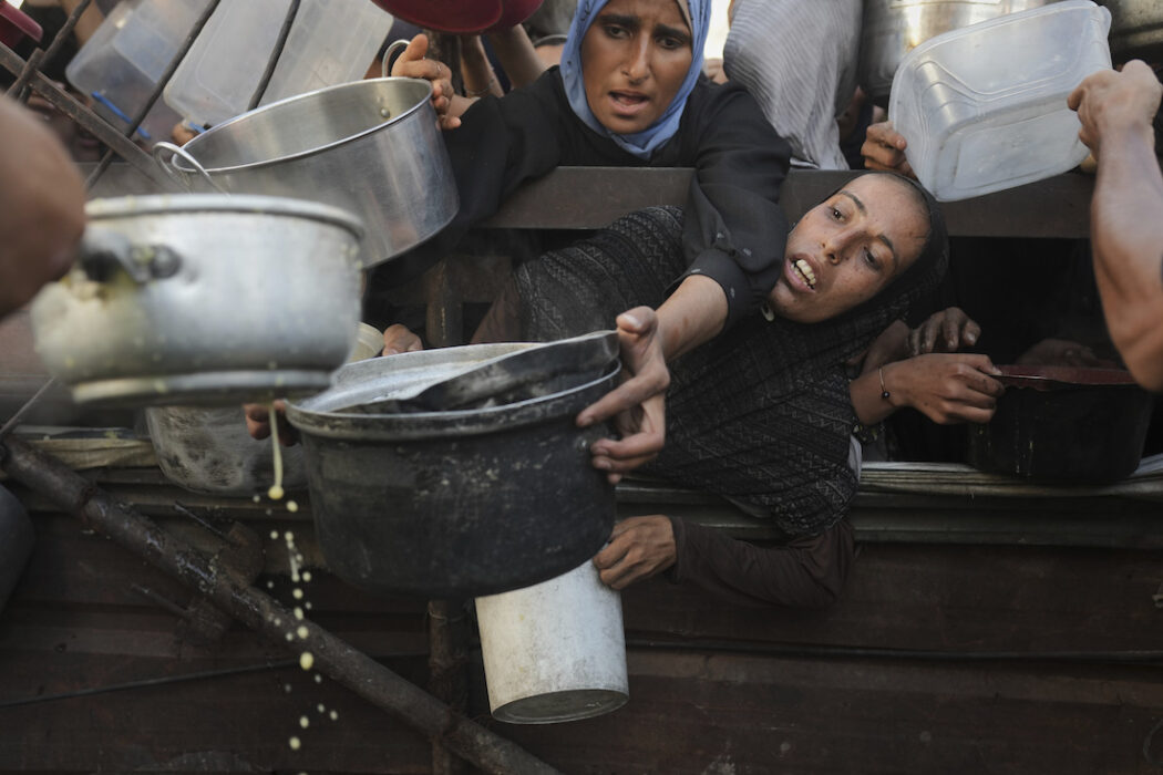 Två miljoner människor bor i Gaza men förnödenheterna som delas ut till dem består bara av innehållet i 28 lastbilar per dag, enligt organisationerna.