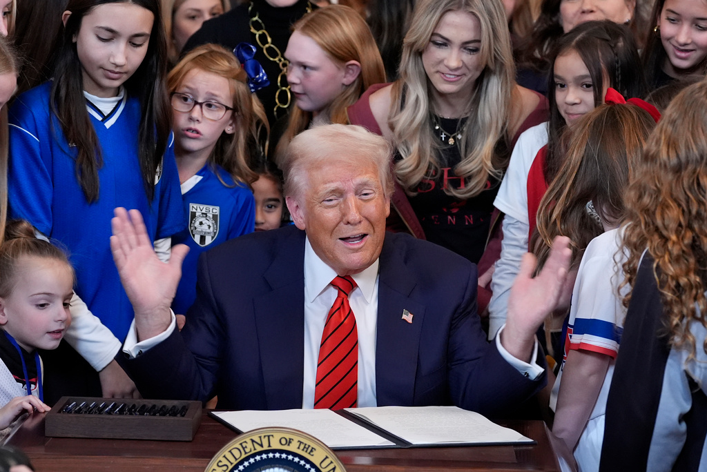 Den amerikanska olympiska och paralympiska kommittén har ändrat sin policy för att följa Trumps presidentdekret.