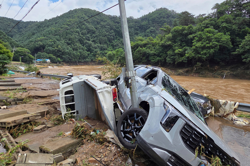 Skadade fordon efter det kraftiga regnet i Gapyeong, Sydkorea, söndagen den 20 juli 2025.