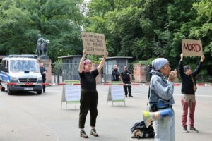 Aktivister med skyltar utanför djurparken.
