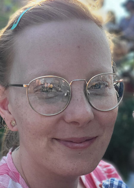En mamma och ett litet barn i närbild.