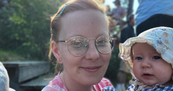 En mamma och ett litet barn i närbild.