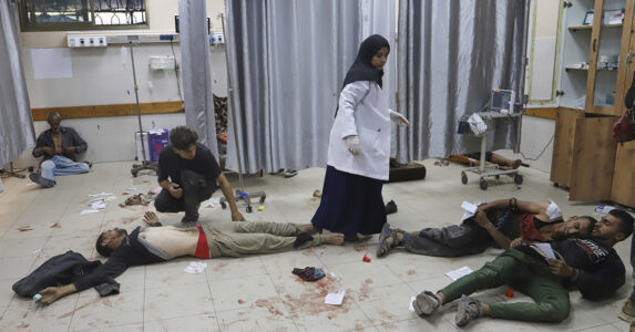 Fem skadade män och en kvinna (läkare?) på en akutmottagning i Gaza.